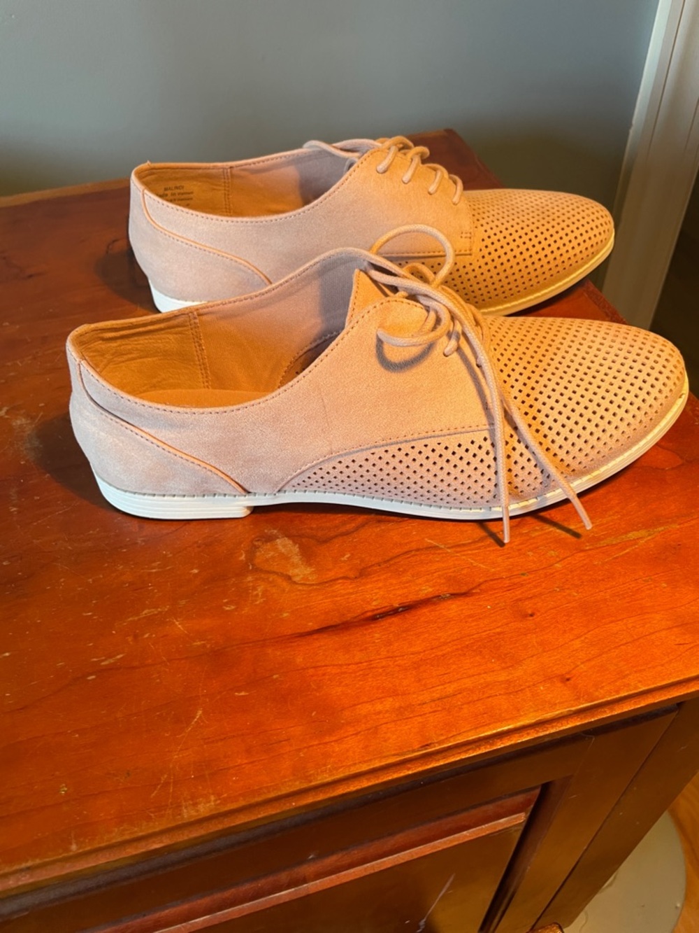 Kelly & Katie women’s Perforated Lace-Up Oxfords — Blush Pink size 7 1/2